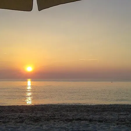 Villa Beachside Haven, Poolside Serenity & Sunset Magic Kalandra