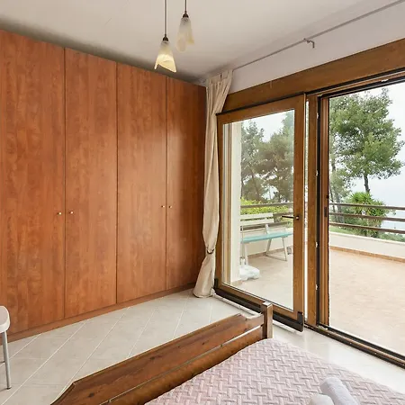 Beachside Haven, Poolside Serenity & Sunset Magic Villa *